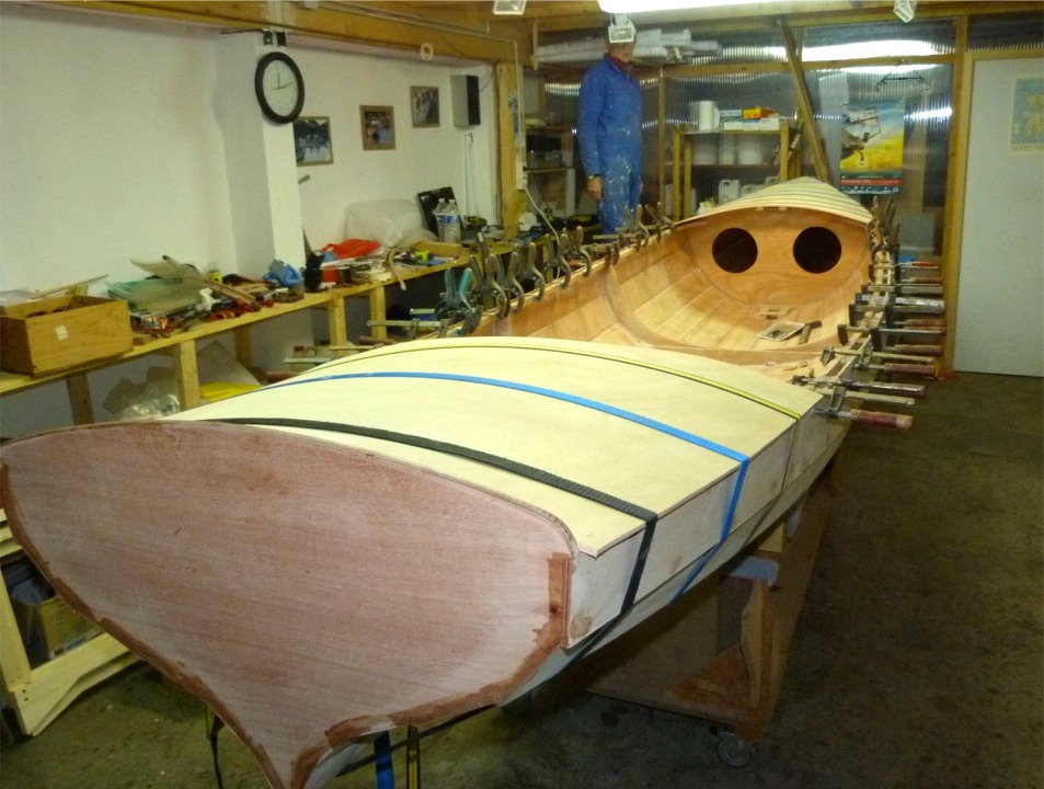 Dernier essayage "&agrave; sec" des pontages avant et arri&egrave;re. Les sangles &agrave; cliquet font merveille pour cintrer le contreplaqu&eacute; de 6 mm. 