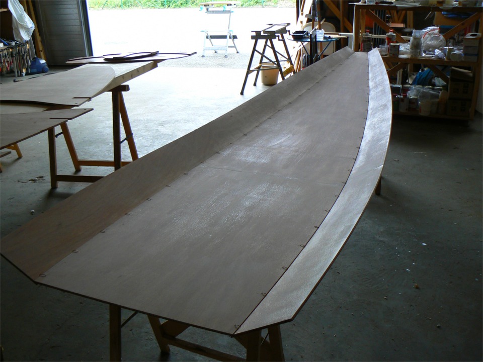 J'ai repris la construction du PassageMaker : voici la sole avec les deux galbords. J'ai bien écarté les deux tréteaux afin que cet embryon de coque se cintre de lui-même par gravité. 