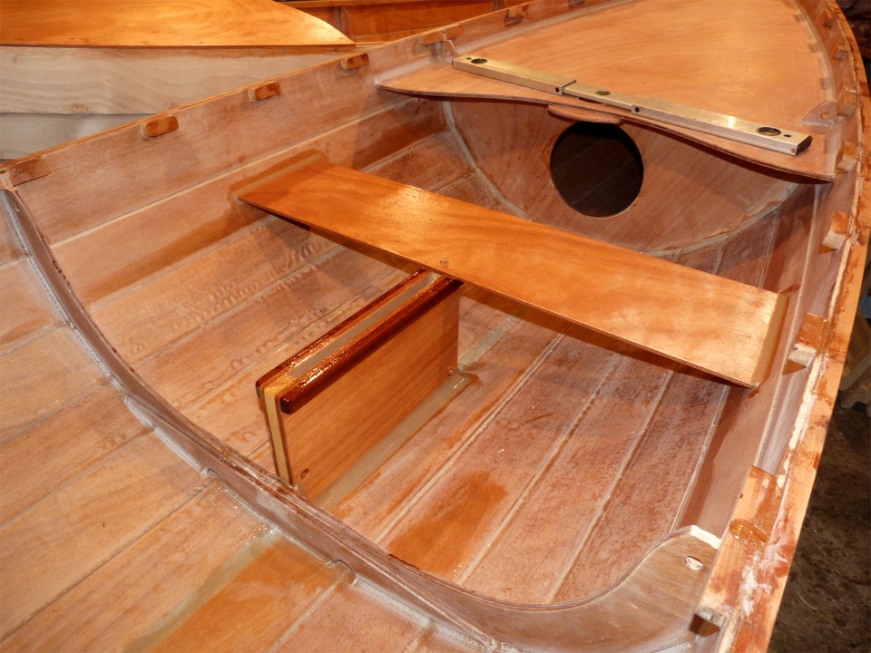 Apr&egrave;s l'avoir laiss&eacute;e quelques heures au chaud pour que l'&eacute;poxy "d&eacute;marre", j'ai sorti la prame et l'ai remplac&eacute;e par la seconde yole, celle qui est presque standard, &agrave; part son puits de d&eacute;rive, son &eacute;tambrai et son pied de m&acirc;t...