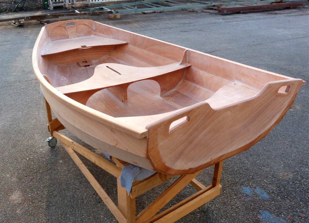 J'ai profit&eacute; du soleil de cette fin d'apr&egrave;s-midi pour "nettoyer" les listons de la Prame d'Eastport : j'ai d'abord pass&eacute; un bon coup de ponceuse &agrave; bande sur les dessus des deux lattes et du carreau pour &eacute;liminer les exc&eacute;dents d'&eacute;poxy charg&eacute;e durcie et tout amener au m&ecirc;me niveau. J'ai ensuite pass&eacute; un coup de d&eacute;fonceuse avec la fraise &agrave; copier en quart de rond afin d'arrondir l'ar&ecirc;te sup&eacute;rieure ext&eacute;rieure des listons. J'ai pass&eacute; un simple coup de papier de verre sur l'ar&ecirc;te int&eacute;rieure. Il faut encore que je "finisse" d'ouvrir le puits de d&eacute;rive. 