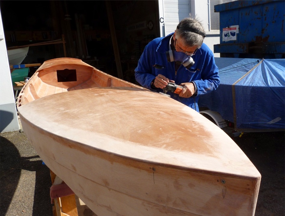 Pierre est de retour &agrave; l'atelier et commence par araser les bouchons et plus g&eacute;n&eacute;ralement poncer les pontages. 