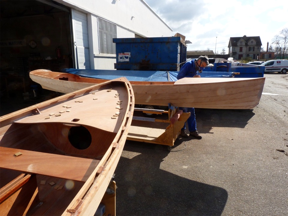 J'ai enlev&eacute; les presses du collage des serres de "ma" yole et je fais cette photo des deux Yoles de Chester. 