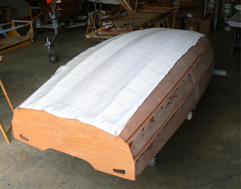 Le tissu de verre fourni avec le kit est en effet assez large (103 cm) pour couvrir les galbords en plus de la sole, et cela am&eacute;liore consid&eacute;rablement la rigidit&eacute; de l'ensemble ainsi que la protection du dessous de la coque. 