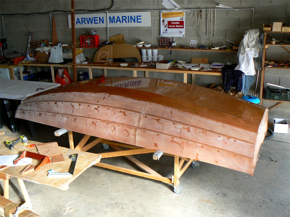 Quelques heures apr&egrave;s, j'ai pass&eacute; une seconde couche bien grasse d'&eacute;poxy sans attendre que celle de stratification ait totalement durci, afin de "noyer la trame" pour que celle-ci n'apparaisse plus en relief. L'int&eacute;r&ecirc;t de passer rapidement la seconde couche est que celle-ci se lie chimiquement avec la pr&eacute;c&eacute;dente, et on se dispense donc du pon&ccedil;age d'accroche qui serait sinon requis. 