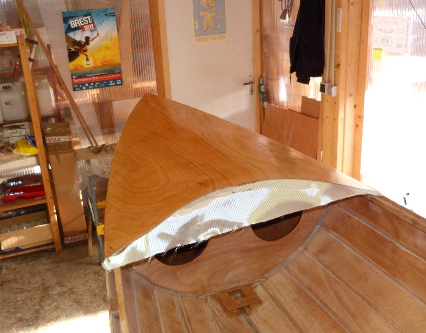 Nous couperons l'exc&eacute;dent de tissu apr&egrave;s durcissement de l'&eacute;poxy. 