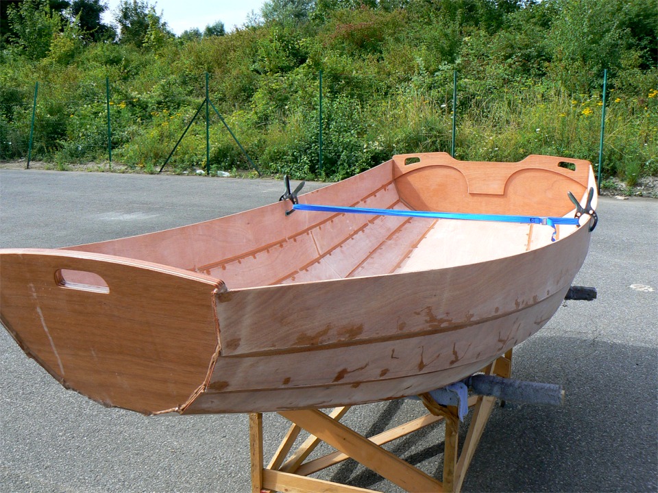 Igor est encore venu me donner un coup de main pour remettre la coque &agrave; l'endroit et j'ai retir&eacute; toute la structure interne. La sangle que j'ai accroch&eacute;e &agrave; la place de la membrure centrale ne retient gu&egrave;re que mes craintes que la coque ne s'ouvre, celle-ci n'en donne pas le moindre signe. 