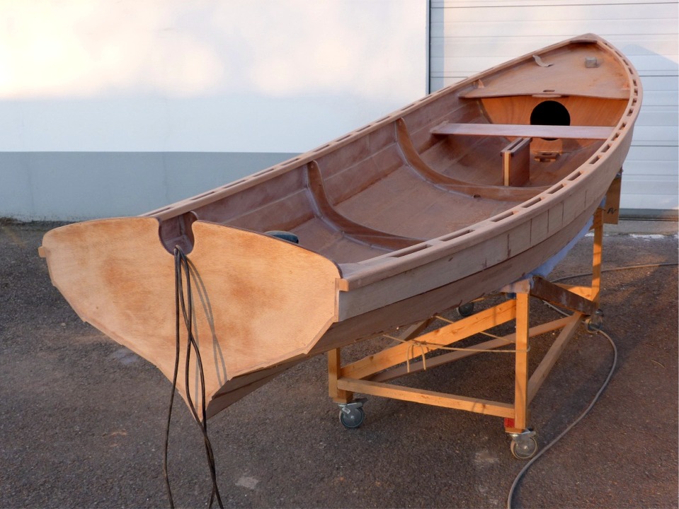 Photo de la yole en fin de journ&eacute;e (notez la jolie lumi&egrave;re) : j'ai aras&eacute; listons et serres, pass&eacute; la d&eacute;fonceuse avec la fraise en quart de rond et g&eacute;n&eacute;ralement produit beaucoup de poussi&egrave;re et de copeaux. 