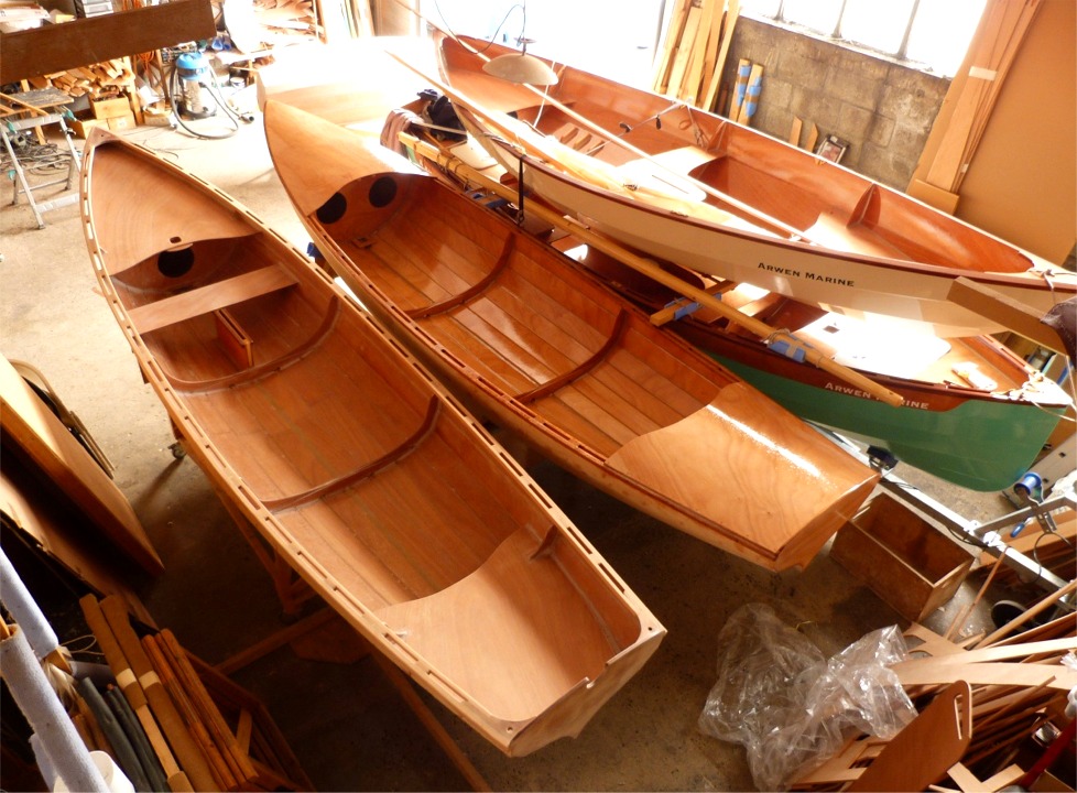 J'ai mis les deux yoles bord &agrave; bord pour faire cette photo. Nous ne mettrons pas de puits de d&eacute;rive sur la yole de Pierre : nous allons fixer deux quilles jumelles longues et peu profondes sous les flancs au niveau de la membrure avant. Les essais nous diront si elles constituent un plan anti-d&eacute;rive suffisant, sachant que le louvoyage n'est pas au programme de cette yole. 