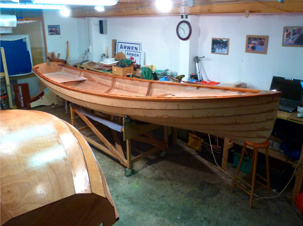 Je suis rentr&eacute; au chaud en fin de journ&eacute;e pour passer une couche d'&eacute;poxy sur l'ensemble serre-liston de la yole et sur toute la surface ext&eacute;rieure de la Prame d'Eastport, sur laquelle j'ai aussi fait un gros pon&ccedil;age salissant, car j'ai &eacute;limin&eacute; la saillie des bord&eacute;s 1 sur la sole. 