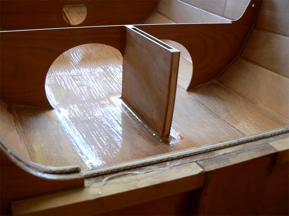 Collage du puits de d&eacute;rive. Le joint-cong&eacute; entre le puits et la sole est "arm&eacute;" d'une bande de fibre de verre. 