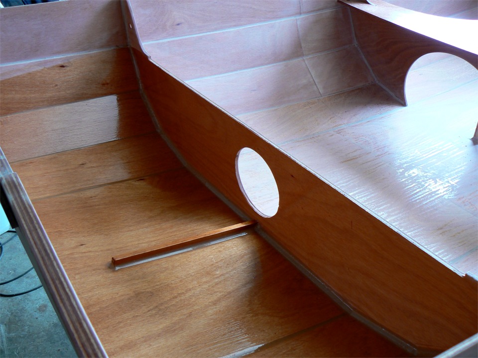 Dans quelques minutes, je vais coller le dessus du caisson arri&egrave;re. Je viens de passer une seconde et derni&egrave;re couche d'&eacute;poxy sur toute la surface int&eacute;rieure du caisson, ainsi que sur la face inf&eacute;rieure du dessus du caisson, car ces surfaces seront quasi-inaccessibles dans quelques instants. La r&eacute;glette coll&eacute;e face &agrave; la trappe de visite permet d'arr&ecirc;ter le glissement des petits objets que l'on abritera dans le caisson, et qui resteront ainsi accessibles (sinon, secouer le bateau). 