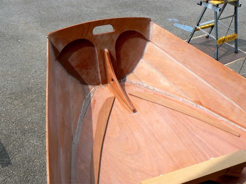 Je trouve trop laid le large joint autour du dessus de caisson juste en arri&egrave;re de la marotte : j'ai taill&eacute; des bouts de contreplaqu&eacute; en makor&eacute; de 6 mm pour cacher l'objet du d&eacute;lit. ("Couvrez ce sein que je ne saurais voir./ Par de pareils objets, les &acirc;mes sont bless&eacute;es,/..." Moli&egrave;re, Le Tartuffe).