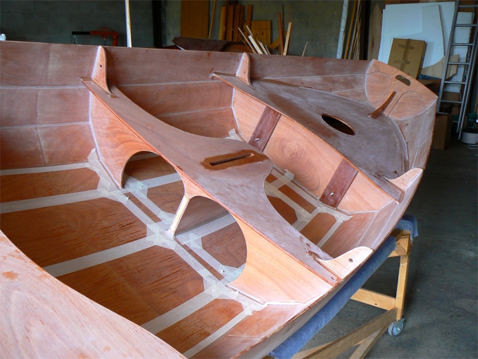 J'ai inclin&eacute; le PassageMaker afin d'atteindre plus facilement le fond du bateau pour coller la bande adh&eacute;sive afin de s&eacute;parer les zones o&ugrave; je vais faire de l'antid&eacute;rapant. 