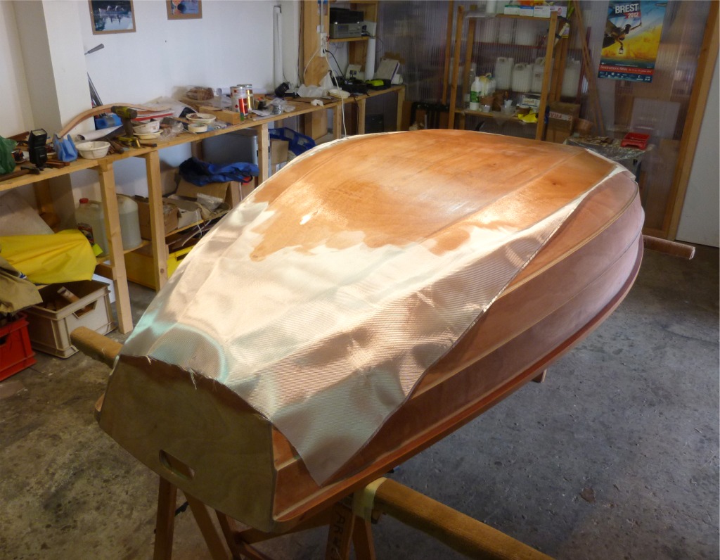 Le lendemain, Pierre &eacute;tant retourn&eacute; au bureau, je stratifie le fond de la Prame d'Eastport. Seules la sole et les deux bord&eacute;s 1 sont stratifi&eacute;s. 