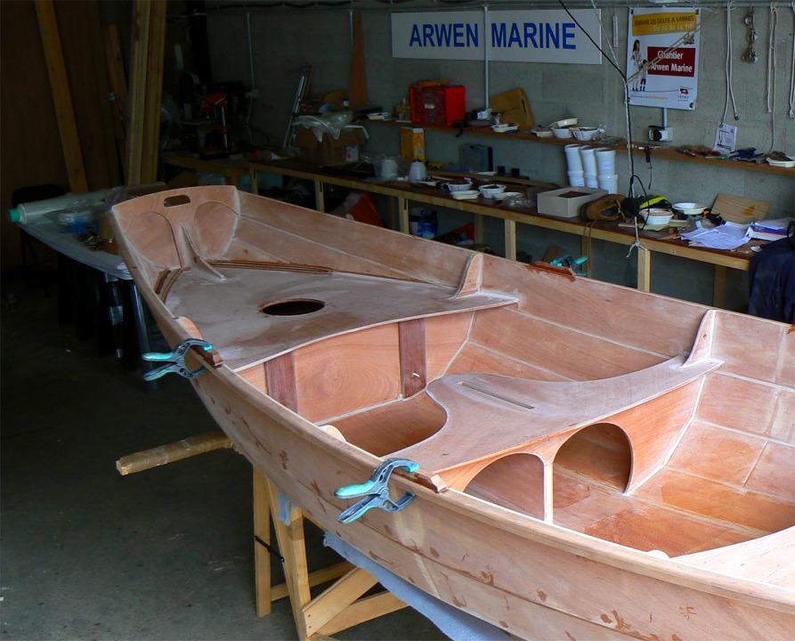 Voila qui est fait, d'un bon coup de défonceuse, et j'ai ensuite collé les sabots des supports de dames de nage.