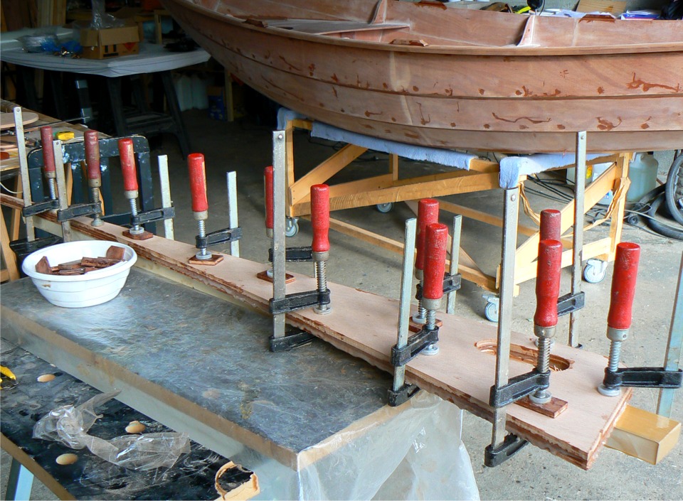 Je colle ensemble les deux &eacute;paisseurs du skeg. 