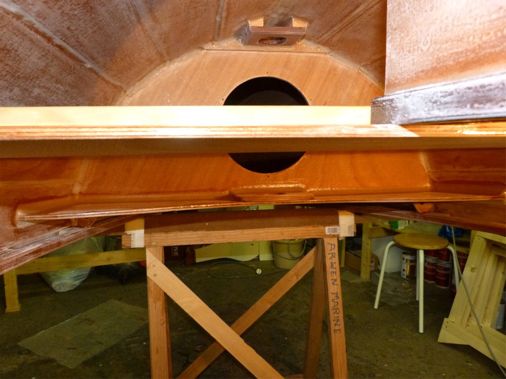 Je passe ensuite &agrave; l'&eacute;tage inf&eacute;rieur afin de faire les joints-cong&eacute;s entre le dessous des pontages et le haut des cloisons afin d'assurer l'&eacute;tanch&eacute;it&eacute; des compartiments... &eacute;tanches ! 