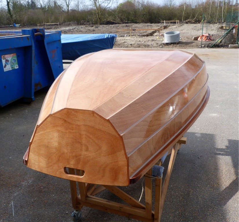 Je sors la Prame d'Eastport rutilante afin de la poncer. 