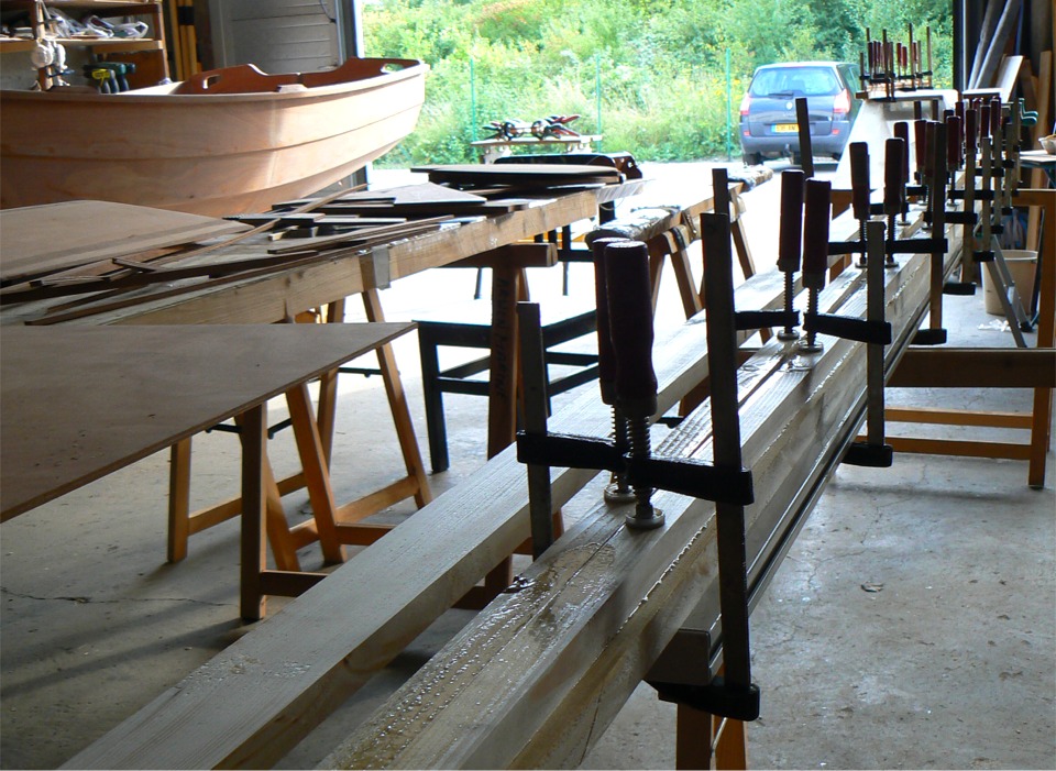 Je colle le m&acirc;t : je fais un m&acirc;t creux en quatre &eacute;l&eacute;ments. Je colle d'abord deux tasseaux sur une joue pleine, puis je collerai la seconde joue dessus. Le but est de gagner quelques centaines de grammes sur le poids total du m&acirc;t. 