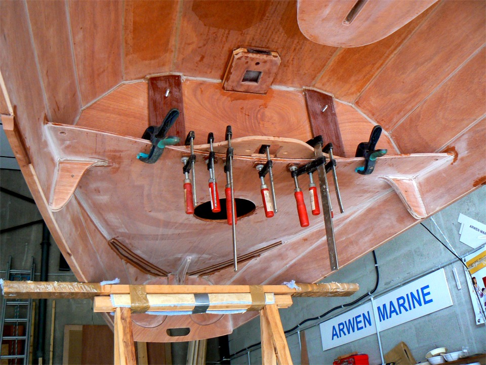 Vue d'ensemble de l'&eacute;tambrai et du pied de m&acirc;t en place. 