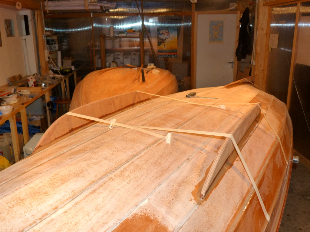 Une fois ces premiers petits joints-cong&eacute;s durcis, je vais en refaire de plus importants afin de r&eacute;partir les efforts sur une plus grande largeur, tant sur le bord&eacute; que sur les quilles. Ces joints-cong&eacute;s seront bien s&ucirc;r "arm&eacute;s" de fibre de verre, qui diffusera sur une zone encore un peu plus large les efforts subis par les quilles. 