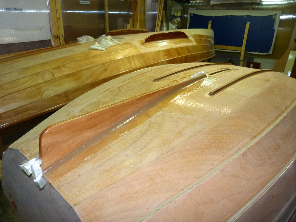 J'ai totalement satur&eacute; d'&eacute;poxy les bandes de fibre de verre sur les joints-cong&eacute;s de part et d'autre de l'aileron de la Prame d'Eastport, et pos&eacute; celles qui renforcent les ar&ecirc;tes de l'ouverture du puits de d&eacute;rive. On aper&ccedil;oit &agrave; l'arri&egrave;re-plan sur la Yole de Chester de Pierre les bandes de fibre de verre qui vont me servir &agrave; renforcer la fixation de son aileron.