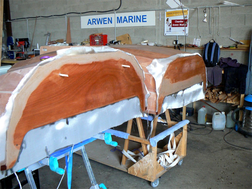 Apr&egrave;s avoir "rectifi&eacute;" les surfaces qui doivent se faire face lorsque le bateau est entier, et notamment fait un ragr&eacute;age partiel &agrave; l'&eacute;poxy charg&eacute;e, j'applique une stratification verre-&eacute;poxy afin de les "durcir" en vue des futures agressions dont elles seront les victimes (innocentes, bien s&ucirc;r). 