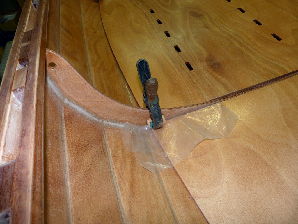 Voici une astuce de Pierre pour bloquer les planchers avant et arri&egrave;re : un bloc de sapelli est coll&eacute; sur la membrure sur b&acirc;bord et tribord. On engage le bord arri&egrave;re du plancher avant dessous et la gravit&eacute; fait le reste. Il n'y a que si la yole est inond&eacute;e que le plancher flottera et s'&eacute;vadera : inderdiction de chavirer avec les planchers en place... Il faudra peut-&ecirc;tre compl&eacute;ter par un petit verrou mobile. 