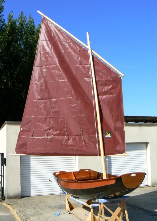 Vue générale de la voile, dont la toile neuve a une couleur étrange sur cette image. Même remarque que ci-dessus (photo 6) sur le pli en diagonale : la voile est trop apiquée, mais dès qu'elle prendra le vent et que les espars commenceront à se cintrer sous la tension, le pli s'effacera. Je n'ai pas fait le transfilage sur la vergue, mais la bordure restera libre. 