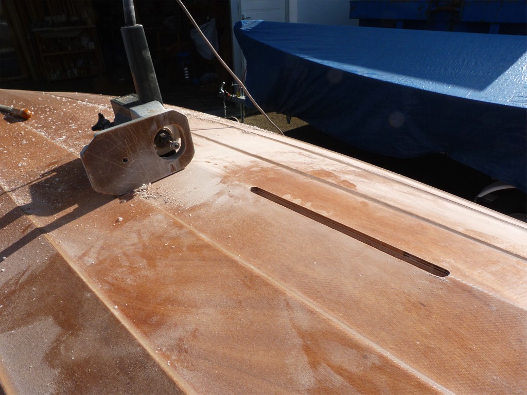 Voil&agrave; des semaines que vous avez vu appara&icirc;tre le puits de d&eacute;rive de "ma" Yole de Chester (depuis le 14 f&eacute;vrier dernier, pour &ecirc;tre pr&eacute;cis), mais je ne l'avais toujours pas ouvert. Je me suis longuement pr&eacute;par&eacute; psychologiquement avant de percer un trou avec une m&ecirc;che plate de 14 mm &agrave; travers le fond de la coque... J'y ai ensuite ins&eacute;r&eacute; la fraise droite &agrave; guide de la d&eacute;fonceuse que l'on voit ici et j'ai pass&eacute; quelques minutes &agrave; ouvrir le bas du puits de d&eacute;rive. J'ai ensuite chang&eacute; de fraise (quart de rond &agrave; guide) afin de casser l'ar&ecirc;te sur tout le pourtour de cette ouverture, et voil&agrave; ! 