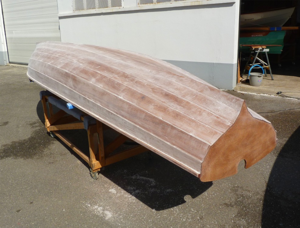 J'ai ensuite proc&eacute;d&eacute; au dernier pon&ccedil;age final de l'ultime couche terminale d'&eacute;poxy sur l'ext&eacute;rieur de la coque (excusez ces pl&eacute;onasmes, si vous &ecirc;tes pass&eacute; par cette &eacute;tape, vous connaissez le plaisir de sa finalit&eacute;).