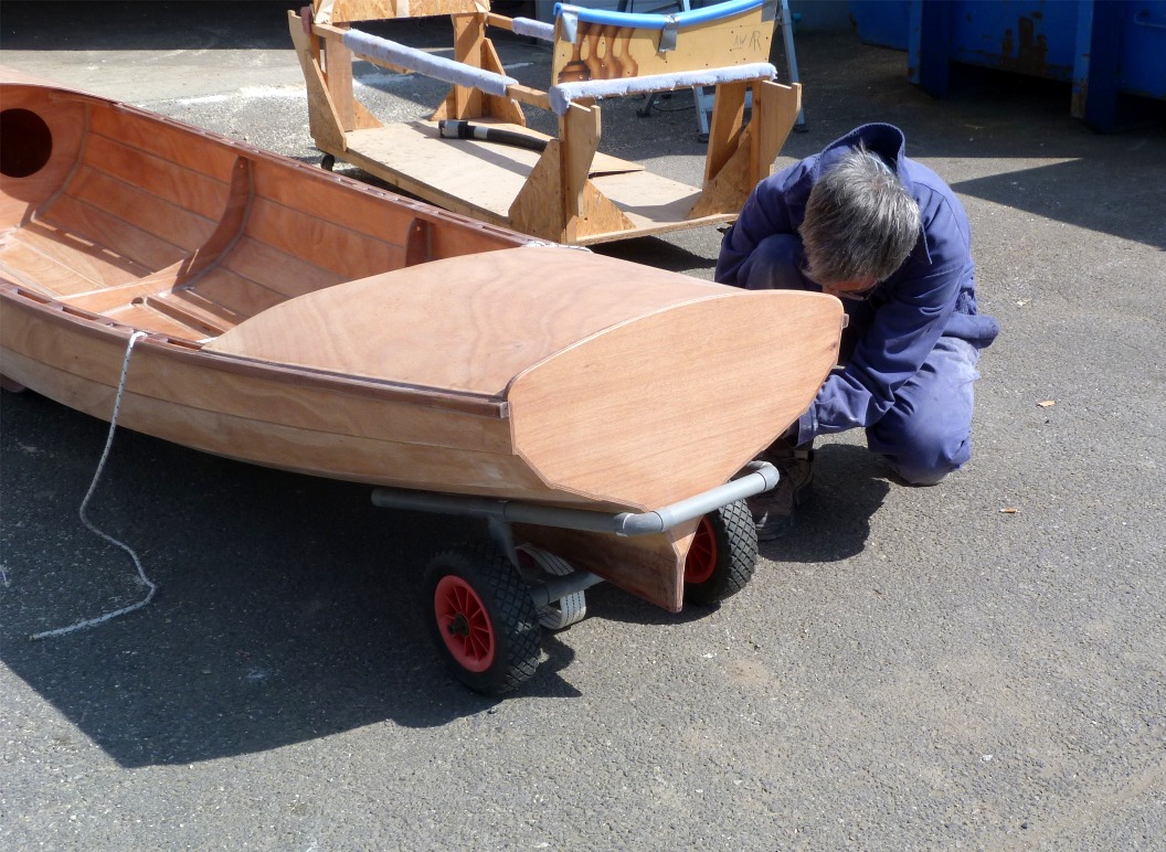 En effet, il s'agit d'une nouvelle version à deux coups : un élément interchangeable permet d'adapter le chariot sous la poupe pour monter et descendre la yole sur et de la galerie de la voiture.