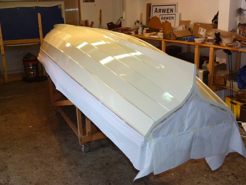 J'ai beaucoup h&eacute;sit&eacute; sur la couleur de la peinture, et je me suis finalement d&eacute;cid&eacute; pour le blanc cr&egrave;me que j'adore, en laissant tout le carreau masqu&eacute; pour le vernir, ainsi que le tableau arri&egrave;re. 