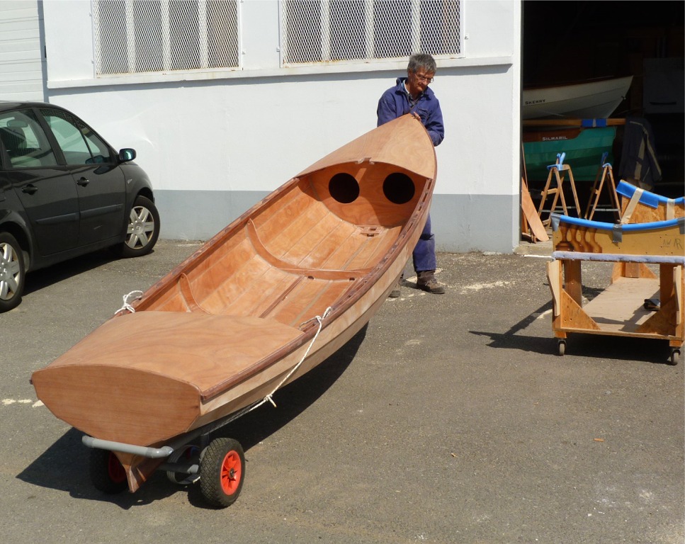 Une partie amovible en "U" se bloque autour du bas du tableau et permet de lever la yole &agrave; 45&deg; afin de poser l'&eacute;trave sur la barre de toit arri&egrave;re (&agrave; rouleau). Il ne restera plus ensuite qu'&agrave; soulever l'arri&egrave;re en faisant rouler la yole sur la barre arri&egrave;re afin de la hisser sur la voiture.