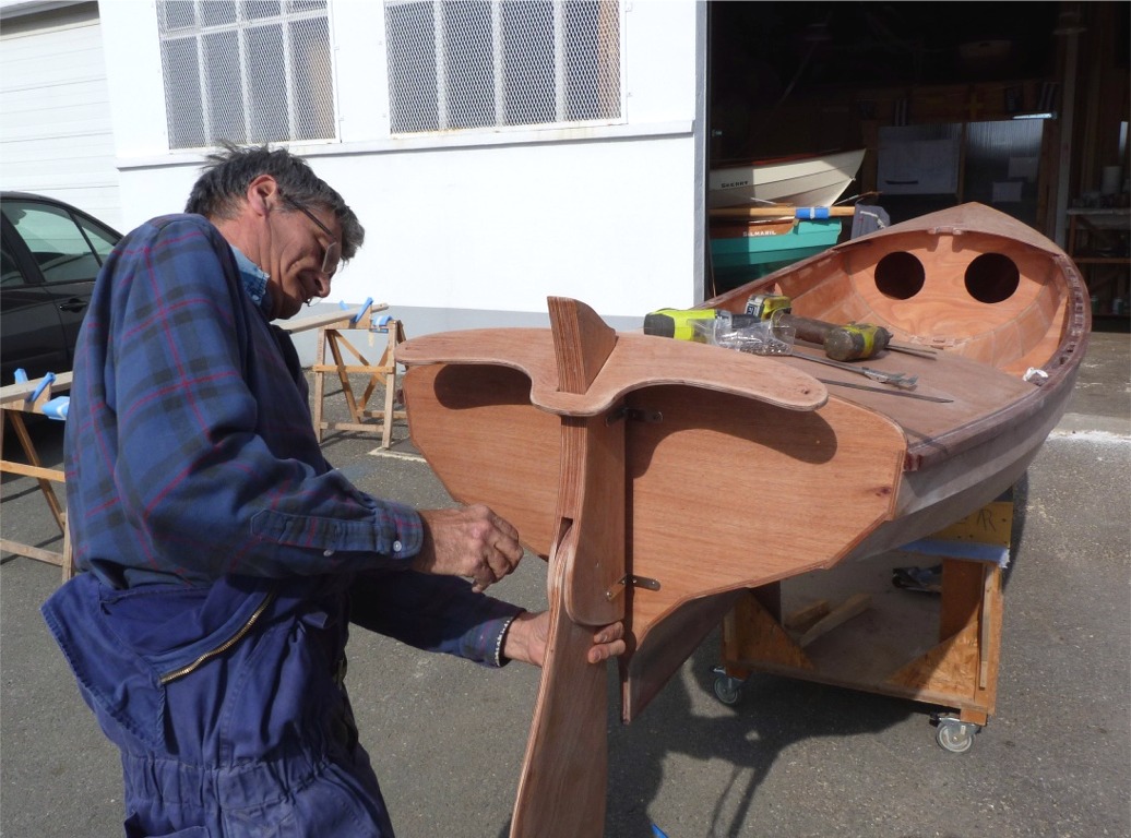 Nous avons ensuite fixé les ferrures du gouvernail et Pierre a procédé à la mise au point de son système de barre : deux drosses sont raidies par un mètre de tendeur à l'avant du cockpit et sont donc utilisable pour barrer d'un bord ou de l'autre, à partir de la membrure avant (à la fin du tendeur). 