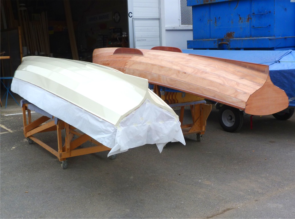 Fin de la peinture de "ma" yole, que je sors pour la d&eacute;masquer. 