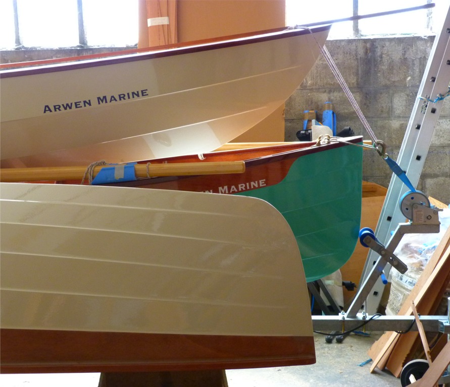 Je fais cette photo apr&egrave;s avoir rentr&eacute; la yole en attendant de faire le vernis. C'est la m&ecirc;me teinte sur le Skerry du haut et la Yole de Chester. 