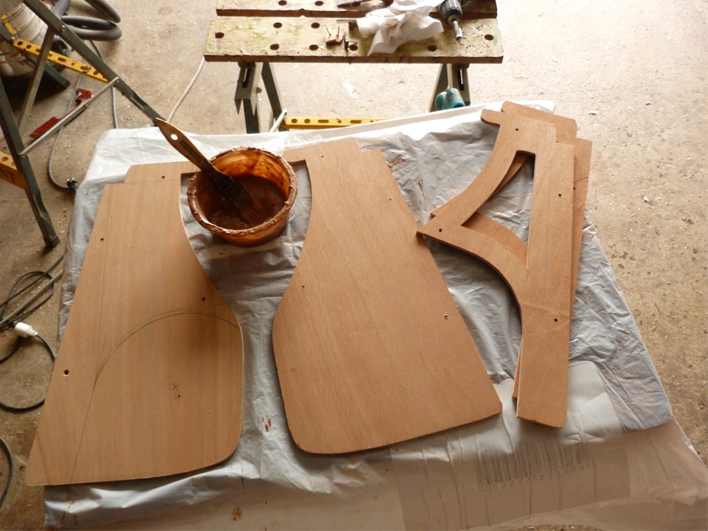 Je m'appr&ecirc;te &agrave; coller les 4 &eacute;l&eacute;ments de la t&ecirc;te du gouvernail que j'ai enfin trac&eacute; et d&eacute;coup&eacute;. Je voulais faire un gouvernail qui descende jusqu'au talon de l'aileron, mais je me suis finalement arr&ecirc;t&eacute; &agrave; la ligne de flottaison pour gagner un peu de poids et r&eacute;duire la tra&icirc;n&eacute;e. 