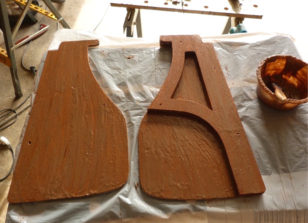 Tout est encoll&eacute;, il ne reste plus qu'&agrave; ajouter la joue tribord. La partie basse ouverte sera le logement de la t&ecirc;te du safran pivotant, bein s&ucirc;r. 