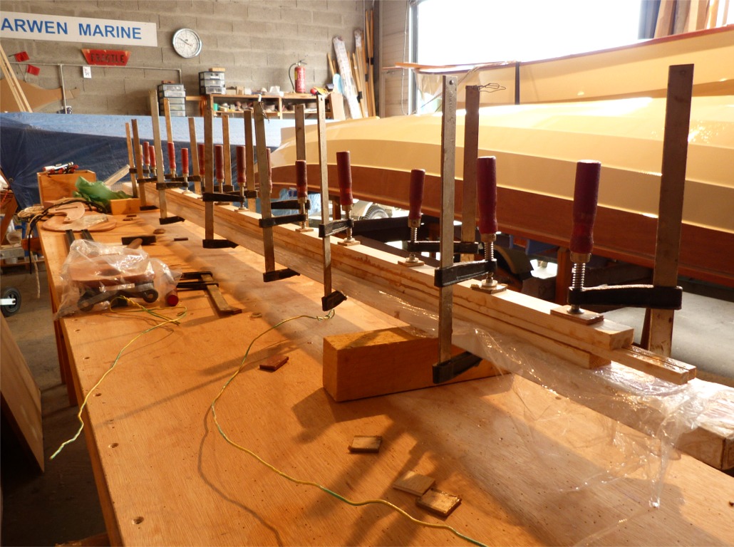 Collage des 4 &eacute;l&eacute;ments de la vergue de "ma" yole : deux grands cot&eacute;s sandwichent deux petits en cr&eacute;ant un espar creux. J'avais fait un premier collage des deux petits cot&eacute;s sur l'un des grands, et je fais le second collage le lendemain. 