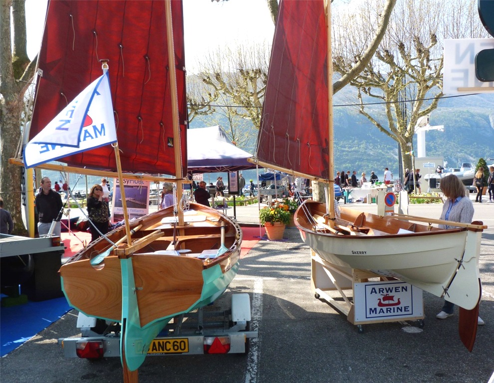 Le salon se tient chaque ann&eacute;e sur les parkings et les quais aux abords du Grand Port d'Aix-les-Bains, au bord du lac du Bourget, que l'on aper&ccedil;oit &agrave; l'arri&egrave;re-plan. C'est le plus grand lac naturel de France (le L&eacute;man est plus grand, &eacute;galement naturel, mais nous le partageons avec la Suisse). 