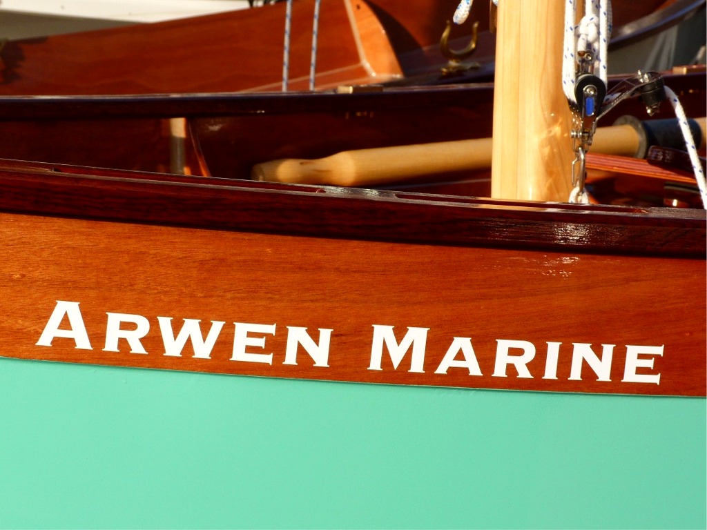 Le lettrage peut &ecirc;tre r&eacute;alis&eacute; dans n'importe quelle police de caract&egrave;res et couleur, jusqu'&agrave; une largeur totale d'un m&egrave;tre. 