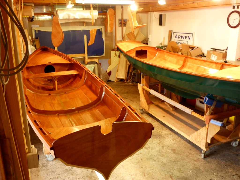 Nous utilisons un vernis PU bi-composant ccomme la peinture. Il faut en passer 4 couches afin d'arriver &agrave; une &eacute;paisseur suffisante pour assurer la protection contre les UV. 