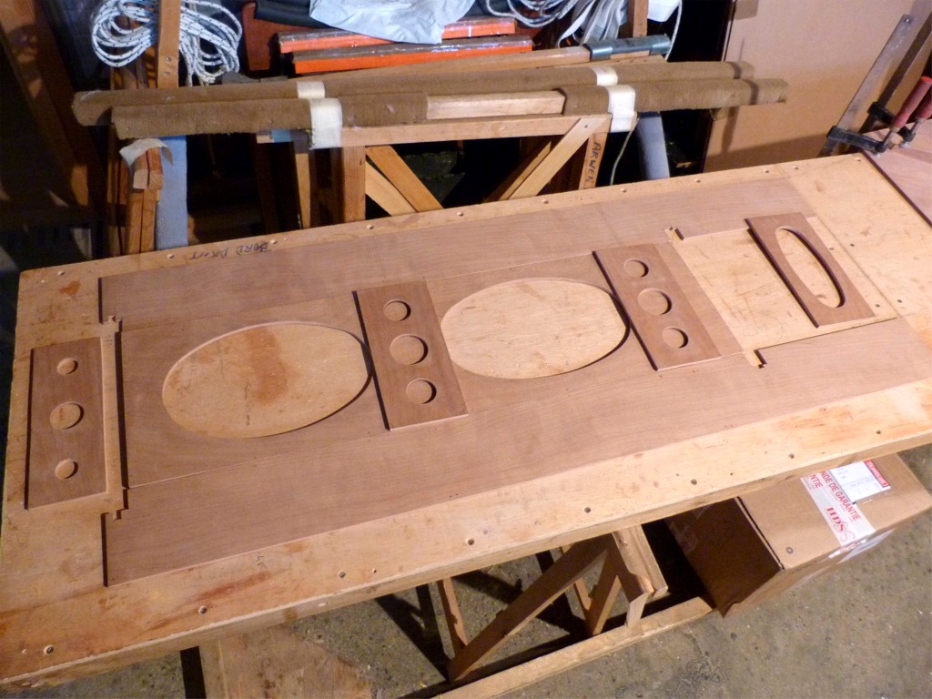 Je trouve enfin le temps de d&eacute;couper les pi&egrave;ces du chassis de coulisse mobile que je veux tester sur ma Yole de Chester. En effet, j'aimerais touver une alternative convaincante au Piantedosi Row-Wing, qui est parfait mais tr&egrave;s cher rendu en France (je l'importe des USA). Ce chassis se posera et se calera sur les deux membrures au centre de la yole. 