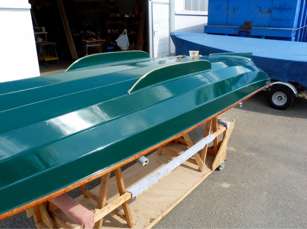 Les bandes-molles sont r&eacute;alis&eacute;es &agrave; l'aide d'un profil&eacute; demi-ovale en laiton qui doit &ecirc;tre cintr&eacute; pour suivre le contour de l'ar&ecirc;te &agrave; prot&eacute;ger, puis perc&eacute; et frais&eacute;. Il est fix&eacute; &agrave; l'aide de petites vis laiton ou bronze, avec une couche de mastic siliconeentre la quille et la bande-molle. 