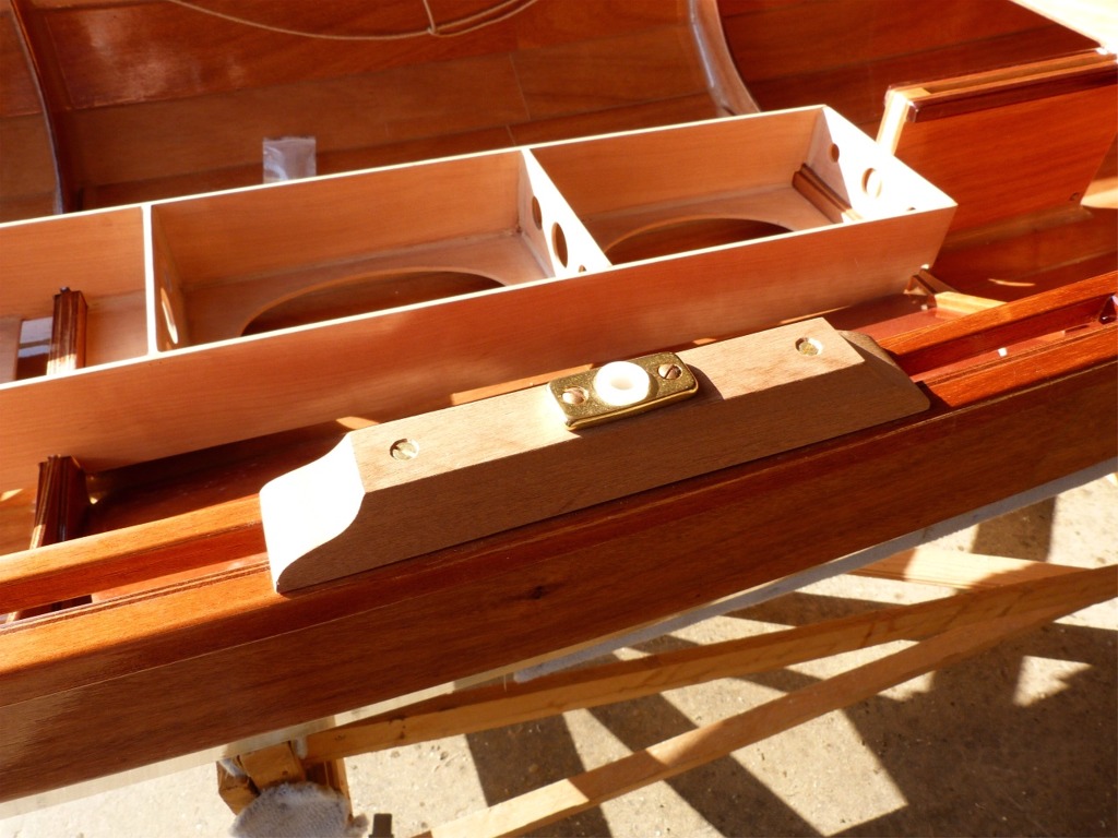 Voici l'une des grosses toleti&egrave;res mobiles que j'ai mont&eacute;es sur les plats-bords de "ma" Yole de Chester. Derri&egrave;re, le support (&eacute;galement mobile) de la coulisse n'est pas encore pourvu de ses rails, qui seront viss&eacute;s sur des lattes de sapelli coll&eacute;es sur le bord ext&eacute;rieur haut du caisson. 