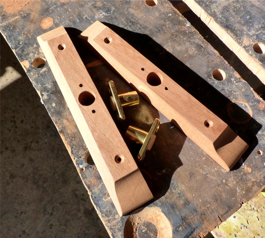 Les toleti&egrave;res font 32 mm d'&eacute;paisseur, soit la hauteur du tube du support de dame de nage. Elles sont fix&eacute;es par deux vis avec rondelle et &eacute;crou &agrave; travers les cales de la serre. Je r&eacute;fl&eacute;chis &agrave; un autre syst&egrave;me de fixation qui ne n&eacute;cessiterait pas de percer les cales et permettrait aussi plus de libert&eacute; de r&eacute;glage en longitudinal sans devoir faire une multitude de trous. 