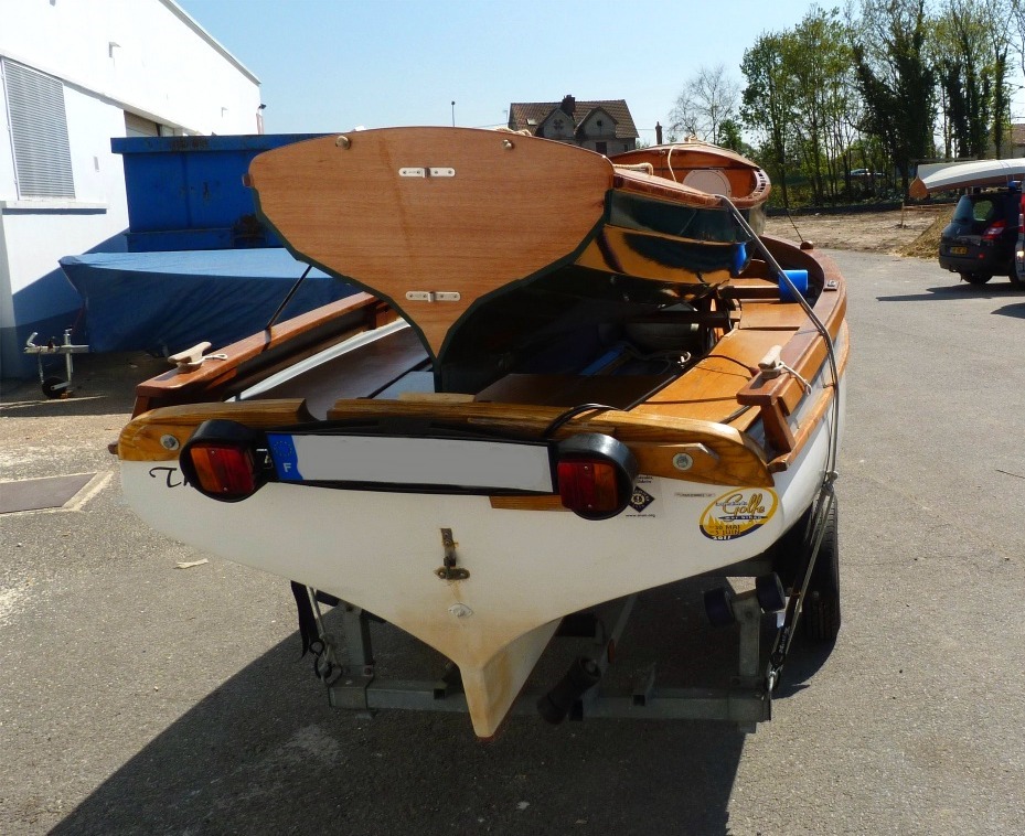 Le moment du premier essai sur l'eau est arriv&eacute;, et Pierre est venu ce jour avec son Pirmil "Thema" afin de tester le transport superpos&eacute; visible ici. Les 42.5 kg (mesur&eacute;s, nous avons pes&eacute; les deux yoles gr&acirc;ce au dynamom&egrave;tre de G&eacute;rard) de la Yole de Chester modifi&eacute;e ne font gu&egrave;re de diff&eacute;rence sur le poids de l'ensemble. 