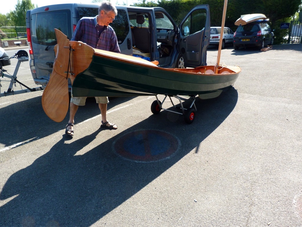 Nous avons descendu la yole de Pierre pour la jucher sur le chariot alu Nautiraid que je souhaitais tester.