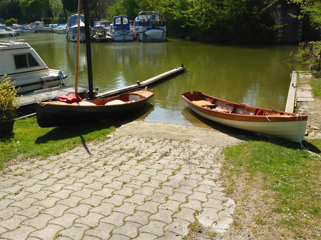 Nous voici à pied d'oeuvre, au bas de la cale de mise à l'eau du port de plaisance de Compiègne. Nous avons descendu tour à tour les deux yoles au bord de l'eau grâce au chariot alu Nautiraid, et sans même devoir amarrer le chariot sous le bateau, grâce aux 4 bandes anti dérapantes sur les supports. Un produit épatant ! 